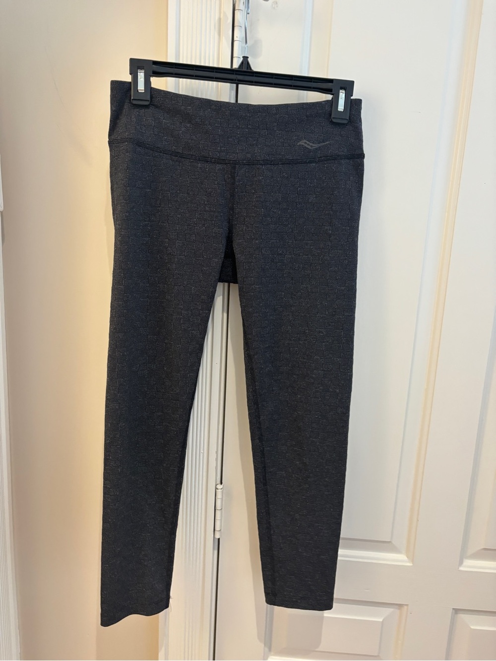 Saucony Women's Black Patterned Athletic Leggings